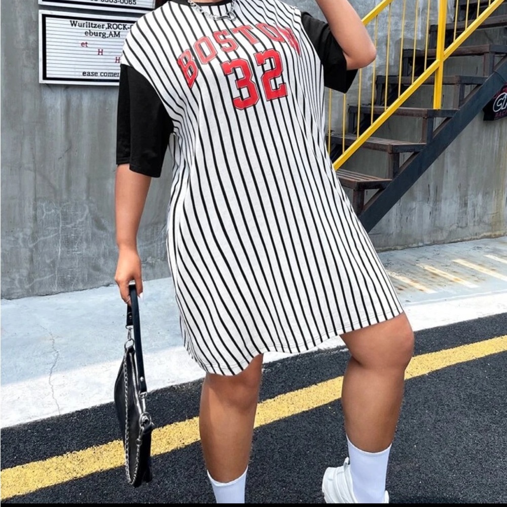 SHEIN EZwear Plus Striped and Letter Graphic Drop Shoulder Tee Shirt